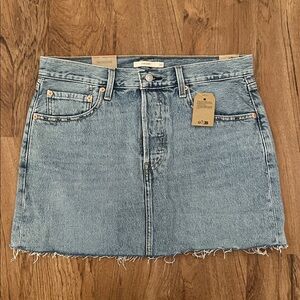 NWT Levi’s Icon Denim Skirt